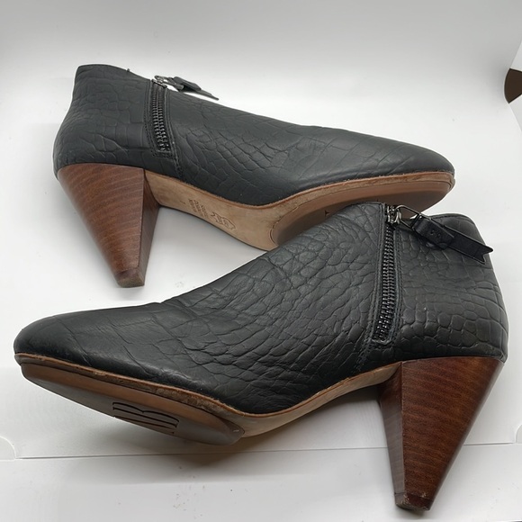 Matt Bernson Shoes Matt Bernson Jagguar Black Croc Ankle Booties size - 7 - Picture 10 of 10